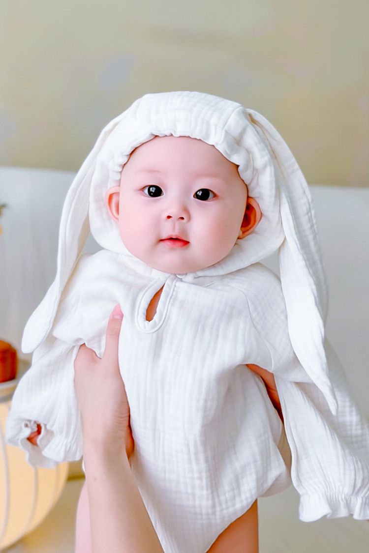 Em bé sơ sinh đáng yêu được mẹ ẳm đưa lên chụp ảnh